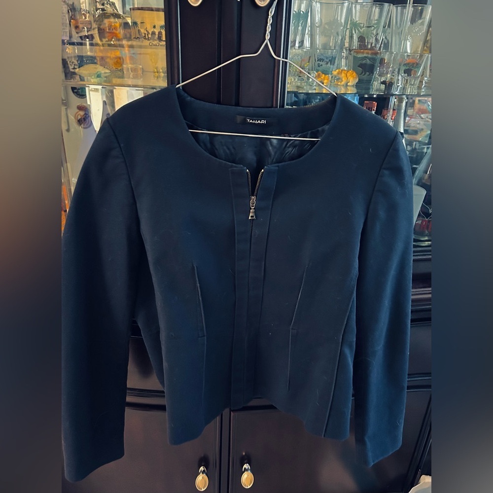 VINTAGE #TAHARI BOSS BLAZER!! Size 4-6 in MINT CONDITION. RARE GEM!!